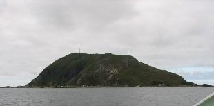 <p>&Oslash;ya Kinn ligg ut mot havet vest av Flor&oslash;. Landstripa p&aring; austsida gjev god livd for busetnad. Andre pinsedag 1808 var Mads S&oslash;rensen Kinn p&aring; utkikk oppe f&aring; fjellet.</p>