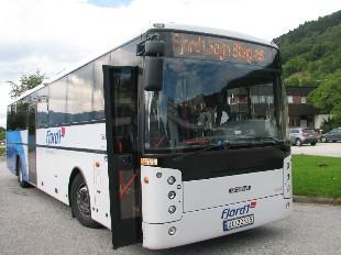 <p>Fjord1 Sogn Billag-buss p&aring; stoppestad Leikanger (Hanehaug).&nbsp;</p>