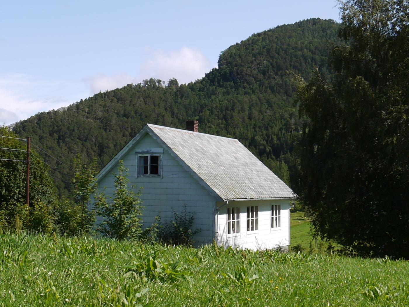 <p>Samlingshuset p&aring; Nyttingnes 2009. Huset er oppf&oslash;rt i t&oslash;mmer, veggene kledde med eternitt og taket med skifer.</p>