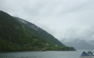 <p>Simlenes ligg ytst i Aurlandsfjorden, p&aring; vestsida her sett fr&aring; ekspressb&aring;ten &rdquo;Fjordtroll&rdquo; p&aring; veg ut (nord) Aurlandsfjorden.</p>