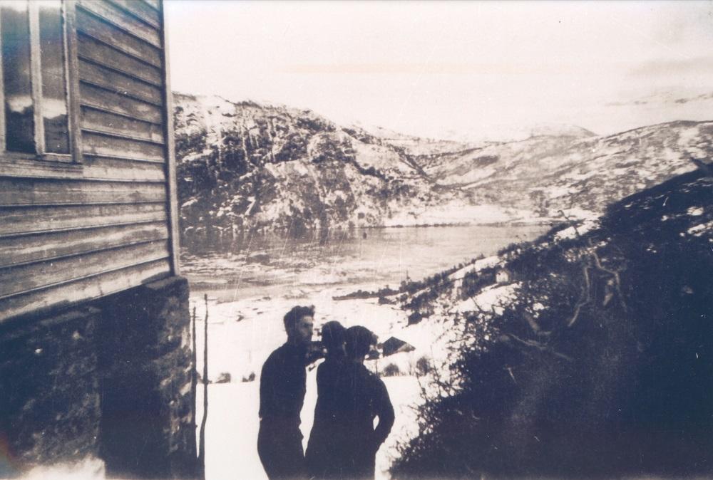 På Slettehaugen i Frammarsvika hadde dei "panoramautsikt" til krigsskodeplassen. Kristoffer, Andreas og Jakob, alle Slettehaug, ser den tyske hjelpekryssaren Z33 er sett mot land ved Jørneset (like over dei på biletet.). Dei har nett sett dei fyrste flya og undrast på kva som no vil skje.