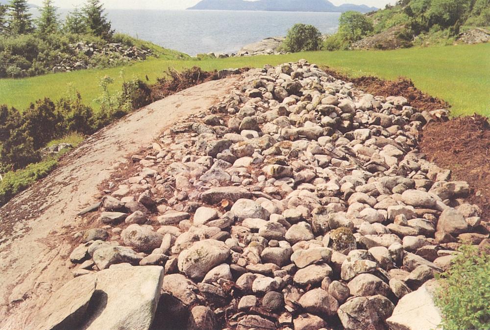 To av dei tre gravrøysene på Horne vart stelt i stand i 1990. Røysene er tidfesta til bronsealderen og ligg like ved fjorden. Dei var bygde slik at dei skulle synast godt for dei som kom forbi med båt.
