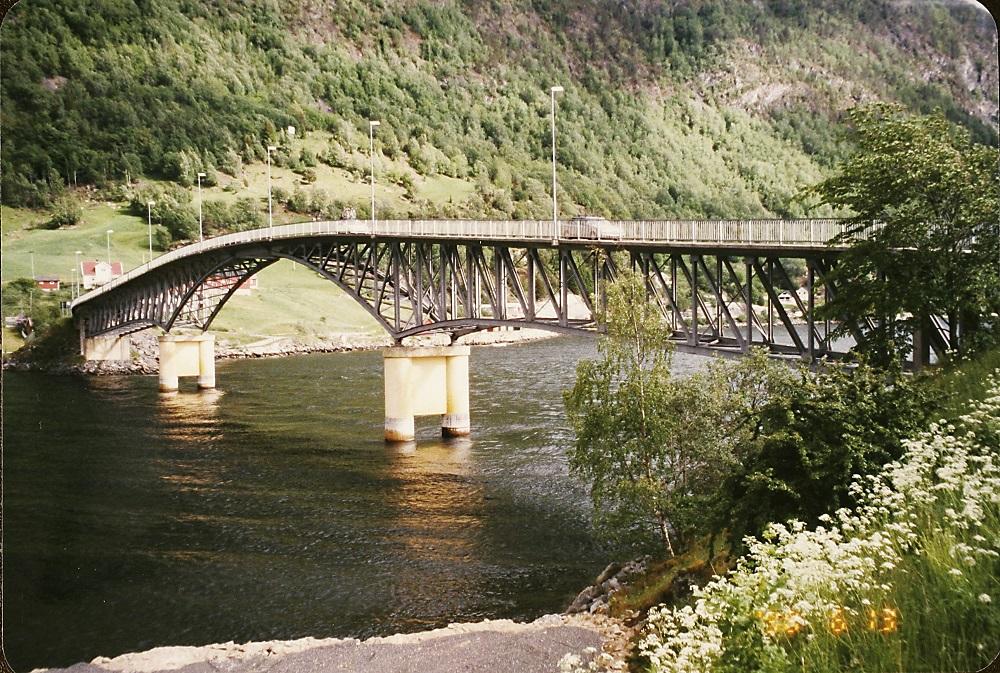 Brua, som opna i 1958, vart planlagt av brukontoret i Vegdirektoratet. Det er ei stålfagverkbru med overliggande brubane i armert betong. Sjølve brua har to sidespenn på 52 meter og eit hovudspenn på 72 meter. I tillegg kjem tre mindre sidespenn, eitt på Sogndal-sida og to på Loftesnes-sida. Brua er 210,5 m lang. Den frie gjennomsiglingshøgda er 15 m. Kostnadene var 2,15 mill. kroner. 