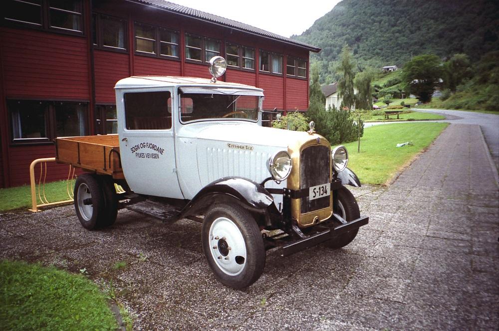 Her er den nyrestaurerte brøytebilen Eddie utanfor vegkontoret på Leikanger. Bilen var av typen Citroen C6G 1929-modell. Totalvekt fullt lasta var 3760 kg, og vekta var 1315 kg. Motoren hadde 45 HK ved 3000 omdreiingar i minuttet. Opphavleg hadde ikkje bilen lasteplan. Det vart sett på under restaureringsarbeidet.
 