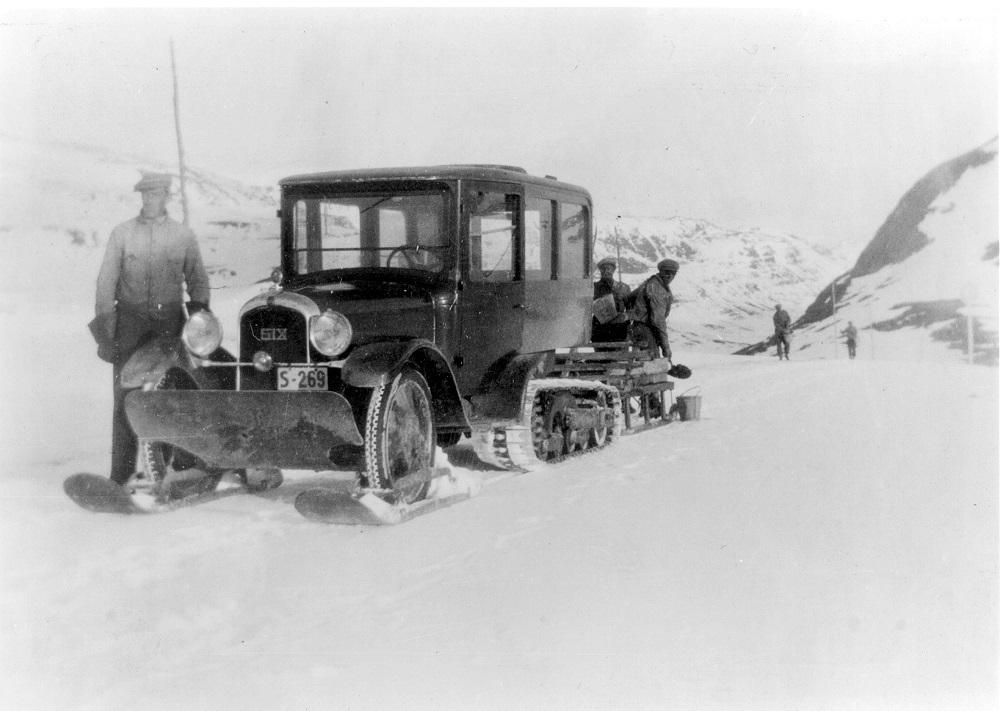 Også beltebilen var ein Citroen, med 9 sete. Eigarane var Sara Maristuen som dreiv Maristuen hotell, og H. L. Bogen som dreiv Bjøberg Fjellstove. A/S Beltebilene hadde vinterrute over Hemsedalsfjellet i 11 år, 1931-1942. Dei hadde to bilar av merket Citroen. Toppfarten var 20 km/t. Sjåføren på denne bilen er Svein Hovland frå Borgund. Dei vi ser bak bilen <i>moldar</i>, dvs. strør mold på snøen for å få den til å smelta fortare. A/S Beltebilene vart seinare slege saman med Gol-Lærdal-Maristubilene L...