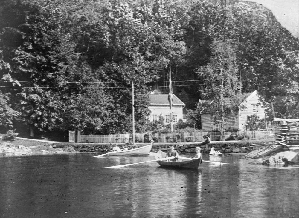 Leirvik i 1896 og postvegen som gjekk forbi Døscherhagen. Holckfamilien nytta husa først, før ein bergensk forretningsmann, Døscher, tok over.


