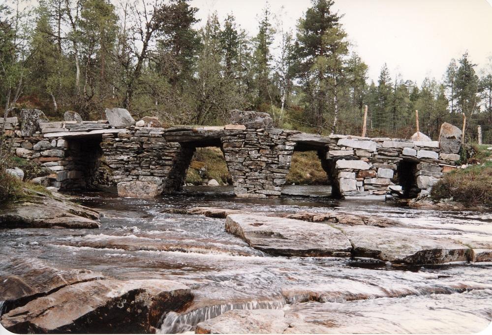 På strekninga mellom Sveen og Langeland låg to større bruer. Yndestad bru er frå 1920-åra av di vegen då vart ombygd. Under er det restar av ei eldre bru, frå då postvegen vart bygd, med landkar av stein. Bringeland bru vart og bygd i same periode og reparert i 1862. Her ser vi Bringeland bru, restaurert i 1990-åra.
Brubygging var eit handverk som bygde på tradisjon og erfaring. I perioden 1790-1880 var steinkvelvbruer av naturstein vanlege, og bruer med hoggen stein var vanleg i perioden 1880-1930...