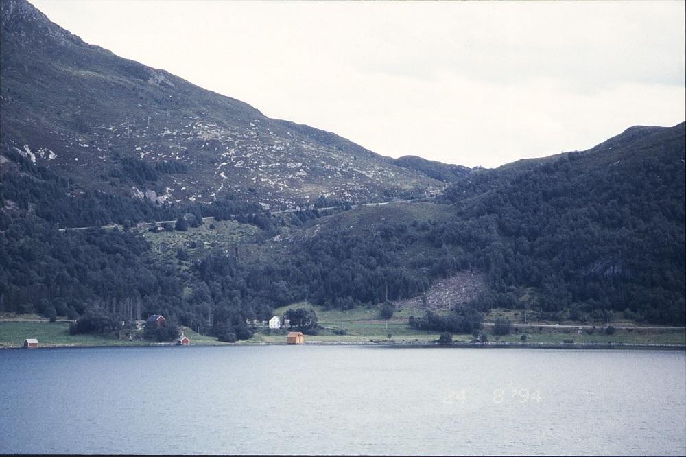 Her ligg garden Eide og den gamle vegen over Mannseidet gjekk opp til venstre for garden og følgjer den nye vegen inn mot skaret til høgre.

