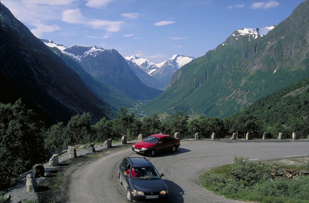 Gamle Strynefjellsvegen, riksveg 258, slynger seg opp fjellsida i krappe svingar med eit panoramautsyn mot Stryn og fjellheimen der. I si tid var vegen sett på som eit meisterverk innan vegbygging. Karakteristisk for vegen er dei mange bevarte stabbesteinane.
 