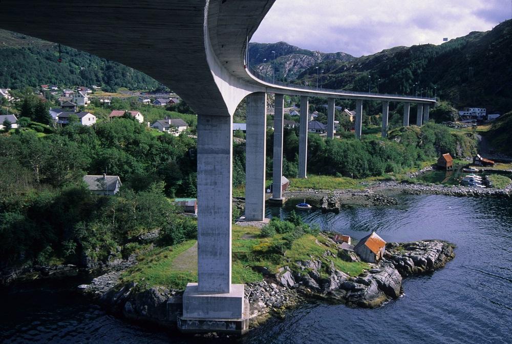 Det var mange fagre ord om brua då ho opna. Ordføraren i Flora, Mons Monsen meinte at Måløybrua var "eit kunstverk i stål og betong", medan ordføraren i Bremanger omtalte brua som eit "elegant byggverk". Ordføraren i Eid hevda at brua var eit "meisterverk som vil verte beundra av vegfarande og sjøfarande så lenge brua står." Konstituert fylkesmann Arne Ekeberg, sa at brua var "eit imponerande teknisk vidunder". 

