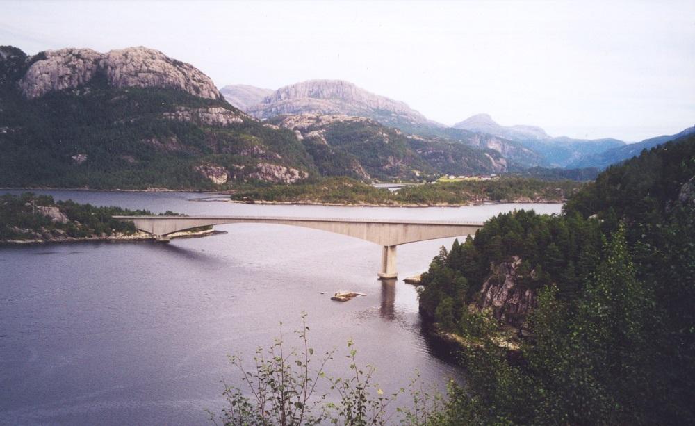 Norddalsfjordbrua var viktig for vegsambandet til Bremanger kommune, og ikkje minst viktig for industrisamfunnet Svelgen. Lenge måtte dei ta ferje mellom Haukå og Bjørnset.