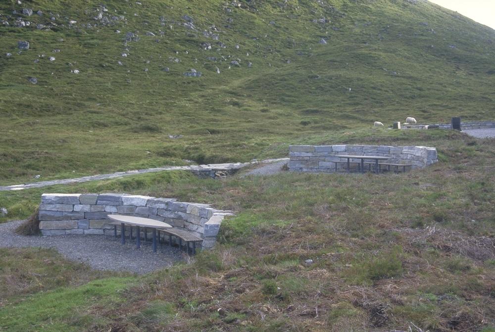 Det gras- og lyngkledde landskapet var ei utfordring når det skulle lagast rasteplass. Faren for å øydelegga landskapet var stor. For å få ly i det opne landskapet er rasteplassane trekte inn i det svakt skrånande terrenget med murar i bakkant. Murane er sette opp av folk frå vegvesenet, og staden er utarbeidd i samarbeid med landskapsarkitektar og konsulentar. 

