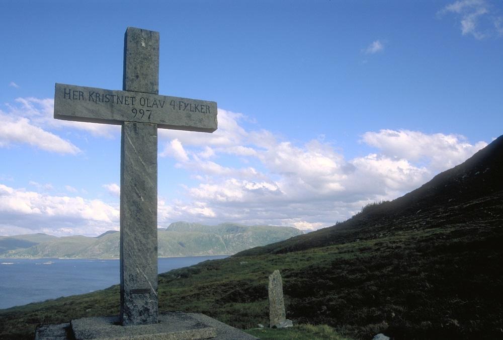 Der Olavskrossen står er det eit fantastisk utsyn mot Sunnmøre. Her skal tidlegare ha stått ein trekross fram til midten av 1800-talet. Trekrossen var truleg ikkje minnesmerke om den historiske hendinga. Trekrossar var vanlege både etter sjøleiene og langs vegane i den katolske tida, og var ei påminning til den reisande om å takka Vårherre for at det hadde gått vel så langt. Bak krossen ser vi truleg ein gammal rodestein.

 