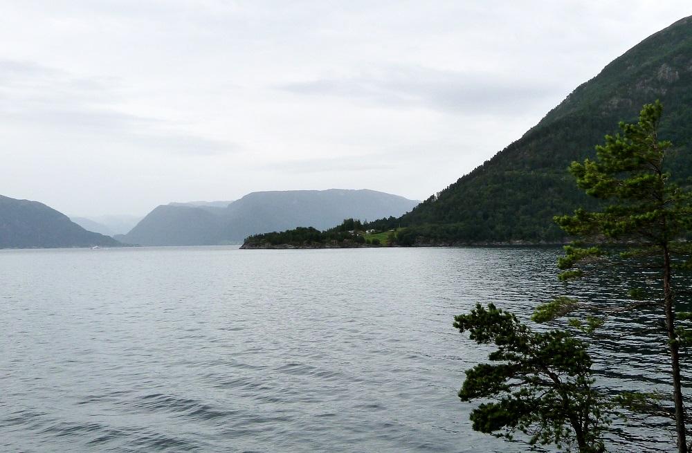 Garden &Aring;kre, H&oslash;yanger kommune, ligg ned til sj&oslash;en p&aring; s&oslash;rsida av Sognefjorden, rett vest for fjordarmen Fuglesetfjorden. Her ser vi garden frå vest.