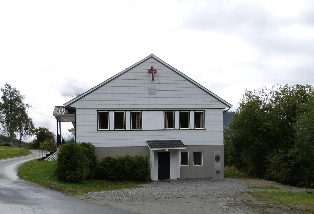 Malla Moe-minnesteinen står attmed bedehuset på Hafslo, til høgre for inngangen i underetasjen. Bedehuset stod ferdig i 1922. Malla Moe var heime på Hafslo ei tid frå 1920. Det var vekkjing i bygda og skulehuset blei for lite til møta. Ho vart ein av pådrivarane for å byggja bedehus. 