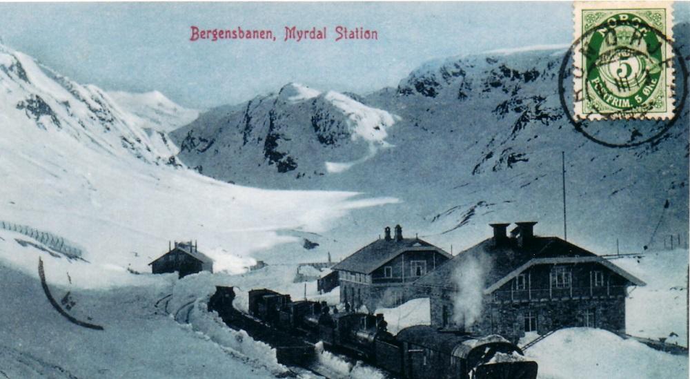 Bergensbana går berre 13 km gjennom Sogn og Fjordane. Likevel fekk bana mykje å seia for både gods- og passasjertrafikken til og frå fylket i ein lang periode. Bygginga av Bergensbana føresette at fylka langs banen var med å betala gildet. Men Sogn og Fjordane fylke ville ikkje teikna luter. Her ser vi Myrdal stasjon.

 