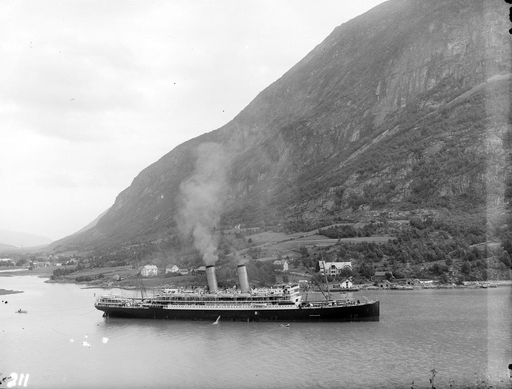 Turistskip i Stryn i 1910. Ein av grunnane til at Stryn kommune ivra slik for å få veg langs Strynevatnet var dei mange turistane som kom med skip, og som ville køyra over Strynefjellet til Geiranger. Båtturen på Strynevatnet forlenga turen for turistane. Jo betre veg, di fleire turistar, var nok tanken bak. Turismen var ein viktig faktor når det galdt å argumentera for veg. Strynefjellsvegen var også bygd med tanke på turisme. 

 