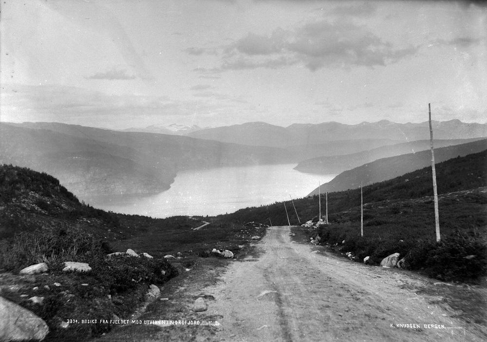 Traséen fortel kor lite brukbar den gamle metoden med å byggja veg i rette liner var. Frå toppen av Utvikfjellet går vegen rett ned mot Utvik. Det var tunge bakkar som hestane hadde store vanskar med. Den nye riksvegen, som er lagt i store svingar, kryssar postvegen fem gonger. Fylkesmann Aubert hevda i 1854 at sambandsvegen mellom Sunnfjord og Nordfjord var håplaus grunna Utvikfjellet. Å byggja vegen om Sandane ville binda fylket betre saman.

 