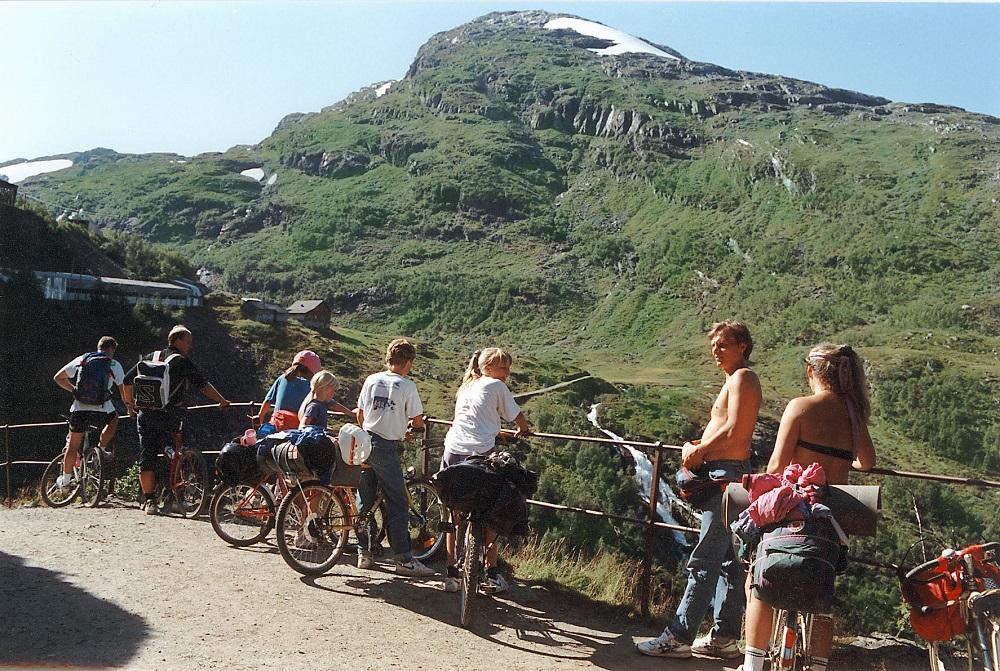 Då Flåmsbana vart teken i bruk i 1940, vart det mindre trafikk langs vegen opp til Myrdal enn tidlegare, men frå 1990-talet vart vegen på nytt ein viktig del av turismen.  Rallarvegen som vegen i dag kallast, er ein stor turistattraksjon. Det er svært populært å sykla ruta frå Haugastøl, ned dei bratte svingane frå Myrdal og vidare ned Flåmsdalen til Flåm stasjon. Mellom Flåm og Haugastøl er det 80 km. Rallarvegen vart opna som sykkelveg i juli 1974. 

 