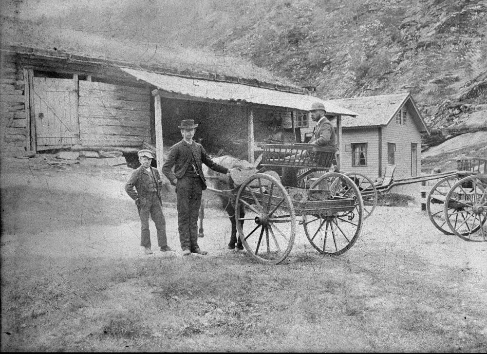 Utanom Røneid var det skysstasjonar på Alsmo, Sperle og Fåberg. Biletet er frå tunet i Sperleøyane som var skysstasjonen i 1894. På Fåberg kunne ein ikkje få overnatting i 1879, i følge ei av dei første norsk reisehandbøkene gitt ut same året.

 