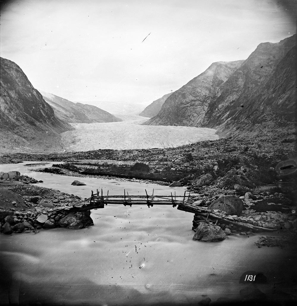 Bru over Breevli frå Nigardsbreen. Sjølv om Jostedalen var ei avsidesliggande bygd, kom det etter kvart turistar og vitskapsmenn for å sjå naturen. Opplevingane var ulike. Historikaren Gustav Blom skreiv i 1823: 'Jeg drog dalen fra ende til ende, bestæg breen og speidede oppmerksomt efter alt, hvad der kunde forsone mig med dette afhul, men av ynde fandt jeg intet, af majestætisk naturskjønhed kun lidt, men af rædsler meget, ...' Biskop Neumann sitt første syn av Nigarsbreen i 1823 fekk han til å ut...