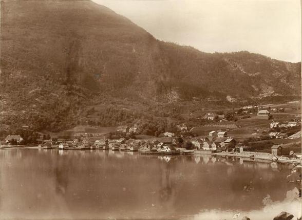 Solvorn kring 1900. Solvorn var den mest naturlege staden å dra for folk frå Hafslo, Veitastrondi og Mollandsmarki når dei skulle kjøpa og selja varer. Fleire av gardane på Hafslo hadde naust i Solvorn. Også folk frå Ornes på austsida av Lustrafjorden reiste til Solvorn for å handla. 

 