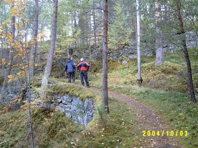 Folk på tur på gamlevegen mellom Årøy og Oklevik. Biletet viser litt av vegen i Gildreskredene, ombygd i 1848. Sjølv om breidda og standarden elles var god, var vegen framleis alt for bratt. Krava til flatare stigningar auka med den veksande turisttrafikken og den auka godsmengda. Det medførte at mange av vegane, som vart bygde rundt 1840-50, vart omlagde mot slutten av 1800-talet. Det gjaldt både Gildreskreda, Solvornsgalden og Marheimsbakkane ned mot Marifjøra.

 