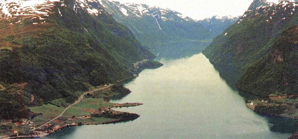 Biletet viser Hestenesøyra med vegen godt synleg langs fjorden. Veglengda mellom Hestenesøyra og Kleppenes er 6,5 km. Heilt inn til Å er det 14 km. Heile anlegget vart finansiert med ordinære løyvingar over statsbudsjettet. Sogn og Fjordane Energiverk og fylket forskotterte anlegget med 7,8 mill. kroner. 

