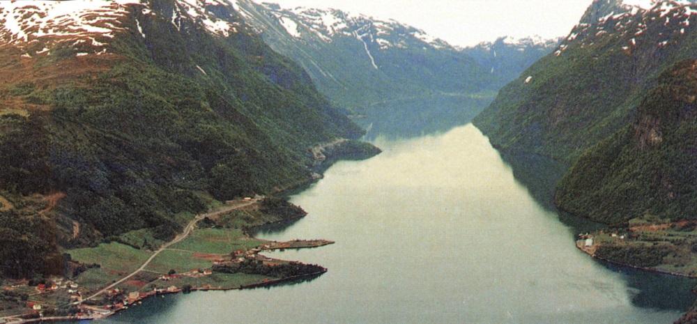 Biletet viser Hestenesøyra med vegen godt synleg langs fjorden. Veglengda mellom Hestenesøyra og Kleppenes er 6,5 km. Heilt inn til Å er det 14 km. Heile anlegget vart finansiert med ordinære løyvingar over statsbudsjettet. Sogn og Fjordane Energiverk og fylket forskotterte anlegget med 7,8 mill. kroner. 

