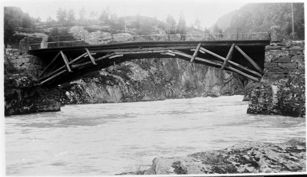 Her er gamlebrua over Sogeelvi. Biletet er teke i 1936. Ein hest kan så vidt skimtast midt oppe på brua. Elva kunne gå svært stri om våren i snøsmeltinga, og om somrane med store vassmengder frå Jostedalsbreen.

 