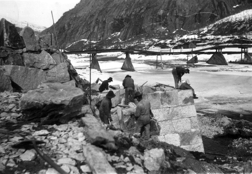 Det var vanskeleg å byggja bruer over Jostedøla som heldt mot flaum og isgang. I 1880 løyvde fylket pengar til bru over Jostedøla i Gaupne. Brua kom tidleg på 1890-talet. Det vart og bygd ein liten vegstubb på 267 m på begge sider for å knytta brua til vegane på begge sider av elva. Med brua fekk gardane på Røneid fram til Alsmo, som høyrde til Gaupne sokn, veg til kyrkja i Gaupne. Før brua kom var det ferje over elva, som kosta 10 øre. Brua vart øydelagt av isgang i 1905. Ei provisorisk bru er tyde...