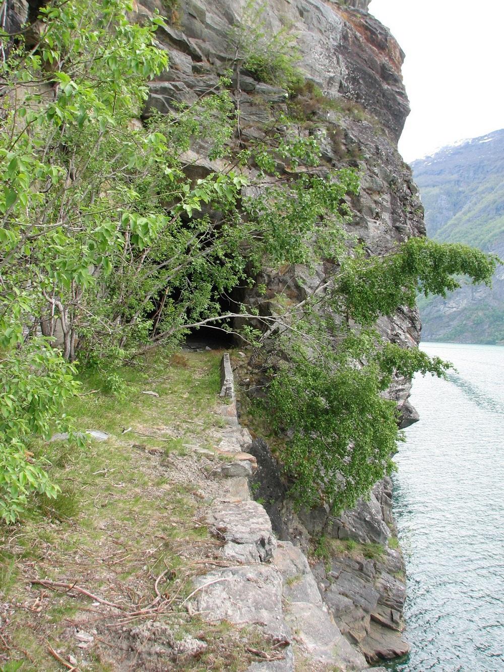 Her kan vi så vidt skimta den 56 m lange Ottumtunnelen som vart bygd i 1899. Det var den andre vegtunnelen i Sogn og Fjordane. Den første vart bygd i Flåm i 1898 på anleggsvegen opp Flåmsdalen i samband med utbygginga av Bergensbana. Ein ny tunnel på 600 m vart bygd innanfor Ottumtunnelen i 1960-åra. Gamlevegen med tunnelen er eit godt døme på vegbygging rundt århundreskiftet. 
