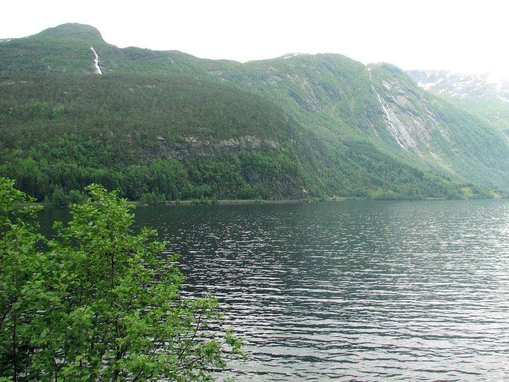 Matbjørhammaren på sørsida av Viksdalsvatnet ein halv km frå Eldalsosen. Dei sprengde veg langs vatnet med hjelp av svartkrut midt på 1800-talet.