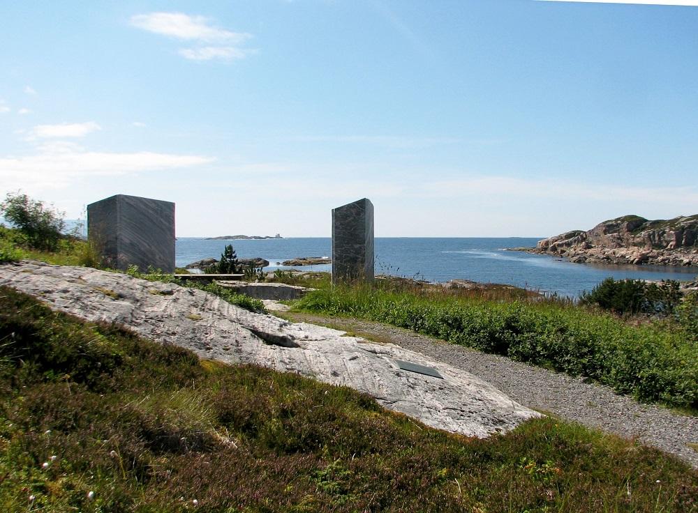 <p>Minnesmerket Stille rom p&aring; R&oslash;eggen nord i Aver&oslash;y kommune. Det er laga av bilethoggar Geir Stormoen.</p>