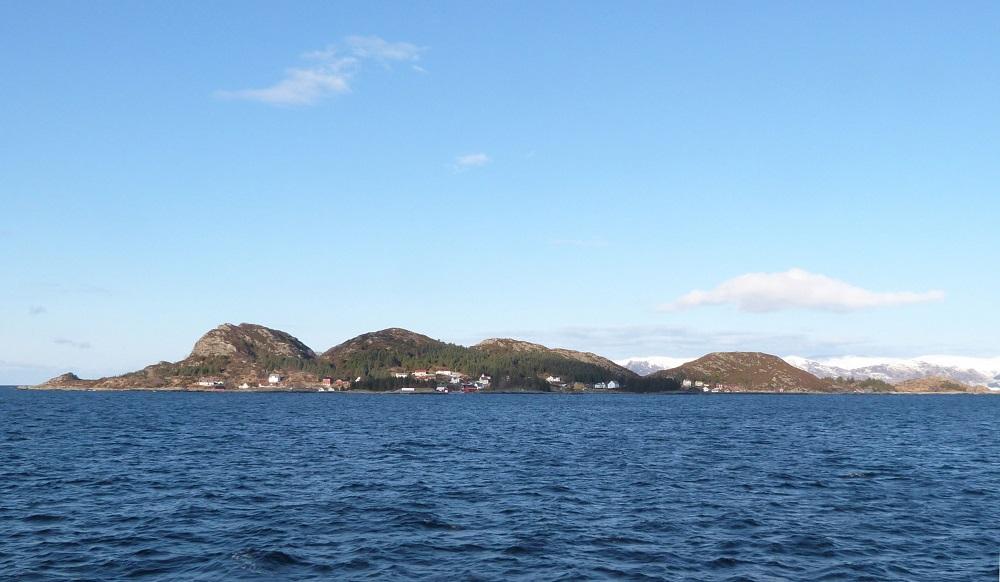 <p>&Oslash;ya Silda ligg i V&aring;gs&oslash;y kommune, nord for kommunesenteret M&aring;l&oslash;y. Busetnaden og hamnene ligg p&aring; s&oslash;rsida av &oslash;ya. I 1946 budde det 121 menneske i 18 hus p&aring; Silda.</p>