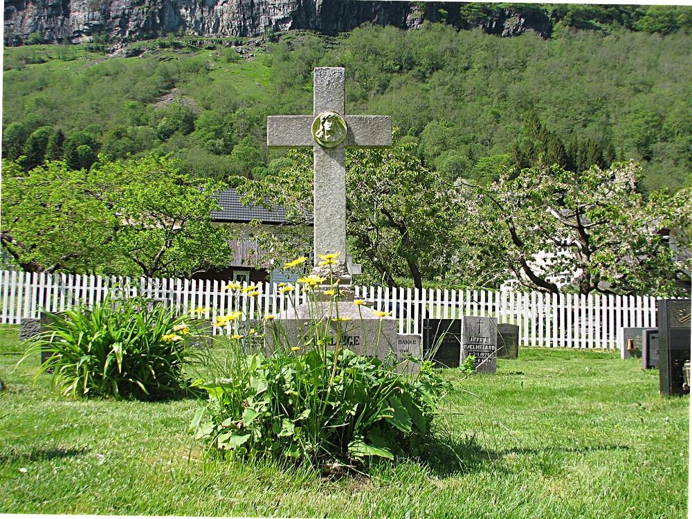 Gravsteinen på grava til sårlege Jens Larsen Drægelid står på kyrkjegarden ved Bakka kyrkje i Nærøyfjorden.