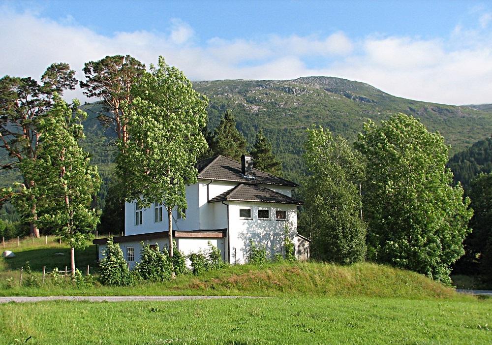 <p>Davik bedehus, bygd i &aring;ra 1938-1946, vigsla 1. juni 1947, st&aring;r like ved kyrkja. Tidleg i 1970-&aring;ra fekk huset tilbygg med sanit&aelig;ranlegg. Fr&aring; 1978 og nokre &aring;r framover, var det barnehage i bedehuset.</p>