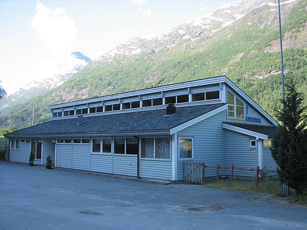 Bedehuset Solvang i Olden. Huset ligg på tettstaden, på austsida av vegen til Oldedalen. Biletet er teke mot Oldedalen.