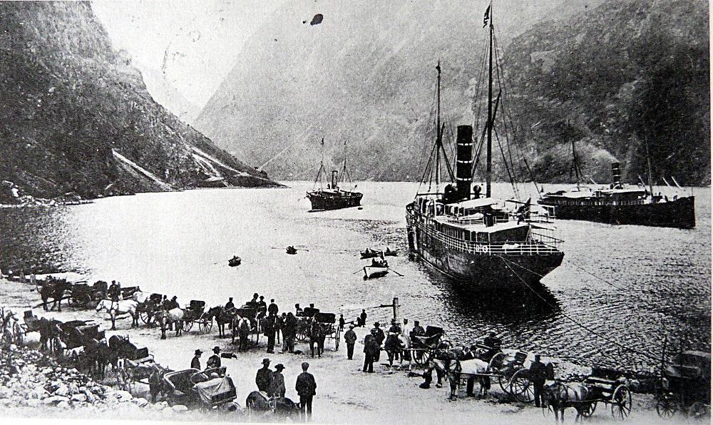 Turistskip i Gudvangen kring århundreskiftet 1800/1900.(Sjå elles første avsnitt i artikkelen)