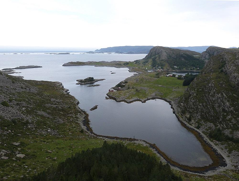 Ytre (vestre) Hovdevåg (sett frå sør), staden der den kjende rogalands-notbasen, Mikal Viga d.y., 3. februar 1950, stengde av heile vågen og melde inn 80 000 hektoliter storsild til innmeldingskontoret i Florø. Sundet vest mot Frøysjøen heiter Vågsholet, blindtarmen lengst inne har namnet Sildevågen.