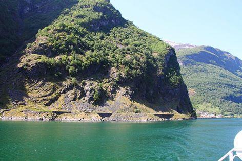 Vegstubbe utan tilkomst ved Aurlandsfjorden rett innom Undredal, bygd i 1950-åra.