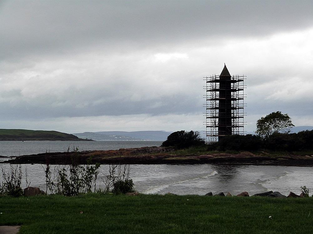 <p>The Pencil Monument, ved landsbyen Largs, Skottland. Monumentet vart reist i 1912 til minne om Slaget ved Largs 2. oktober 1263. Arkitekt: James Sandyford Kay. D&aring; biletet vart teke, var det vedlikehaldsarbeid p&aring; t&aring;rnet</p>