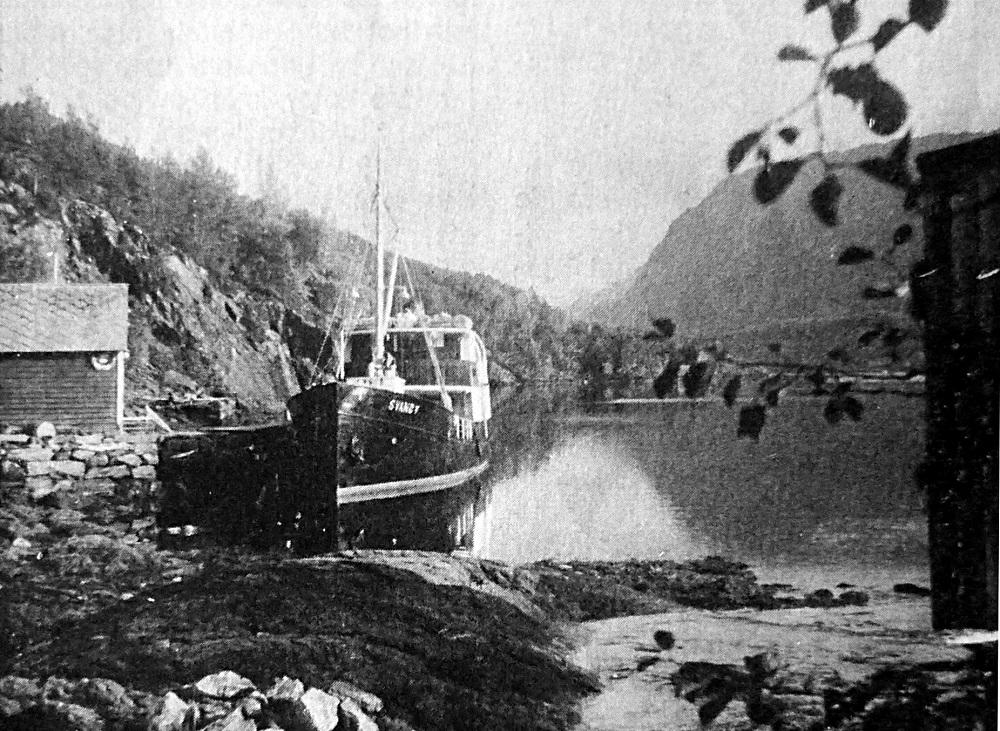 <p>m/s &laquo;Svan&oslash;y&raquo; (bygd 1925) til kai i Barlindbotn, ein &laquo;v&aring;rmorgon&raquo;. </p>