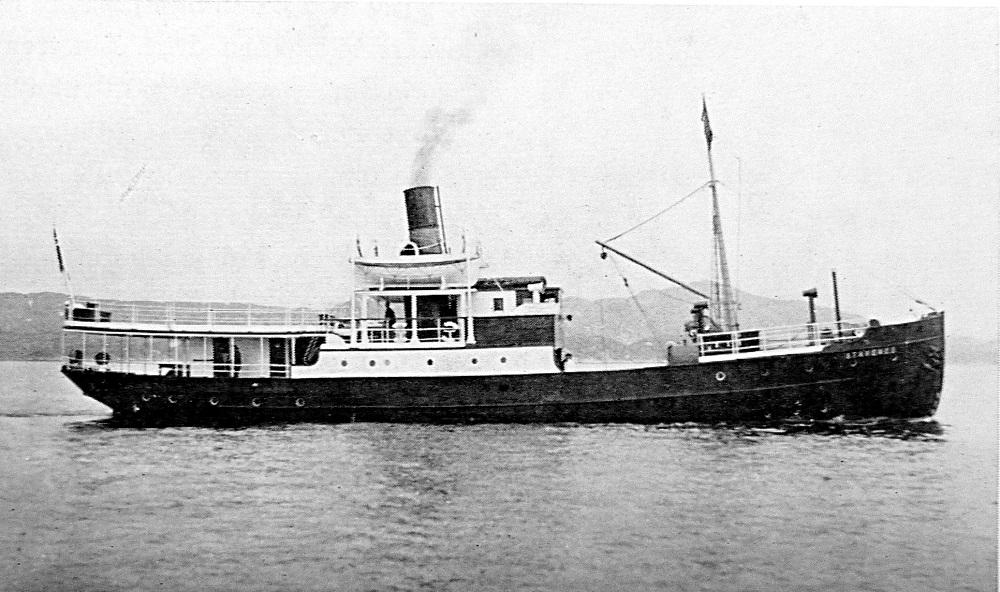 <p>DS "Stavenes", bygd 1904, gjekk ekstratur til songarstemna i H&oslash;yanger sommaren 1930. B&aring;ten gjekk fr&aring; Ytre Kvams&oslash;y 01.30 om natta, vidare innover om Balestrand, Leikanger og Hermansverk, s&aring; over fjorden til Feios og utover om Vangsnes, Vik, Arnafjord (kl. 07.45), Ortnevik og derifr&aring; over fjorden med ankomst i H&oslash;yanger 09.15.</p>