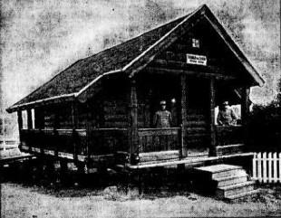 <p>Stabburet fr&aring; Sogn og Fjordane p&aring; jubileumsutstillinga i Kristiania 1914. Byggmeister John Hove i Vik bygde stabburet. Godseigarane Heiberg og Knagenhjelm p&aring; Kaupanger og Rumohr p&aring; Franningen gav t&oslash;mmeret. Avisa Sogningen, Vik, skreiv at det var eit typisk &laquo;Vestlandsstabbur&raquo;, 9 x 6,5 m, med svalgang p&aring; framsida og langsidene.<br />
&nbsp;</p>