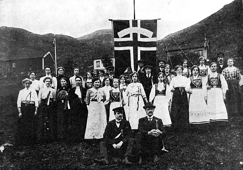 Biletet er teke 17. mai 1913 og viser driftsleiinga og arbeidarane ved Moldøen Canning Co, samla framfor fana si. Biletet er teke før hovudprosesjonen på grunnlovsdagen starta frå Gotteberg. Biletet stod i Fjordenes Tidende 31.1.1975. (Jul i Nordfjord 1978)