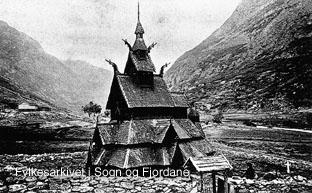 Borgund stavkyrkje. Kyrkja på Tønjum som var vallokale i 1814, likna på stavkyrkja i Borgund. Kyrkja bles overende i 1823 og noverande kyrkje på Tønjum vart stod ferdig i 1834.