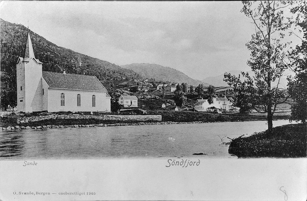 Sande kyrkje i 1905. Sande kyrkje var hovudkyrkja i Indre Holmedal prestegjeld.