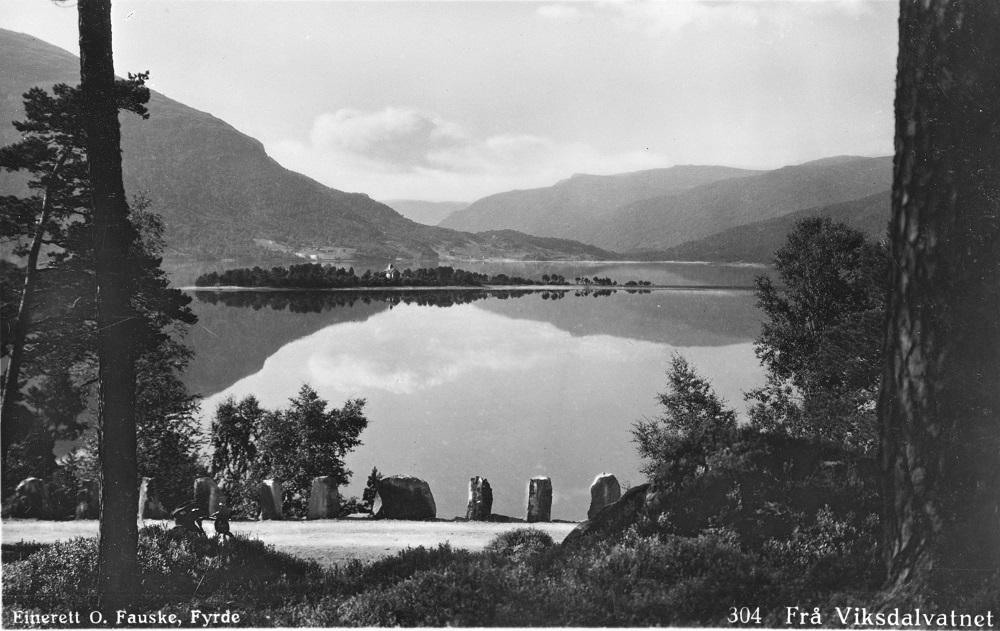 Bygdevegen langs Viksdalsvatnet var ferdig i 1884. Her ser vi vegen i 1920-åra. Sjølv om han var utbetra ein del, låg han mykje godt som før. Det var ikkje stilt så strenge krav til breidde og standard for bygdevegar som til hovudvegar. 

 