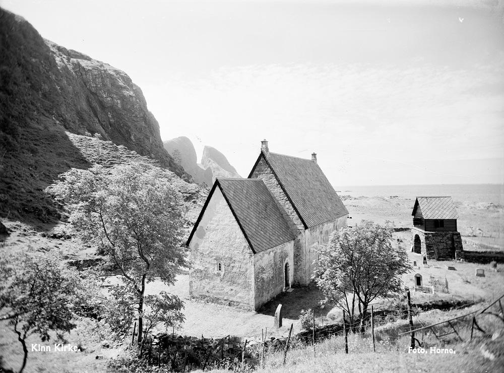 <p>Kinn kyrkje var hovudkyrkje i Kinn prestegjeld i 1814. Kyrkja er ei langkyrkje bygd av stein om lag 1150. Her heldt dei val til omframt storting den 11. september.</p>